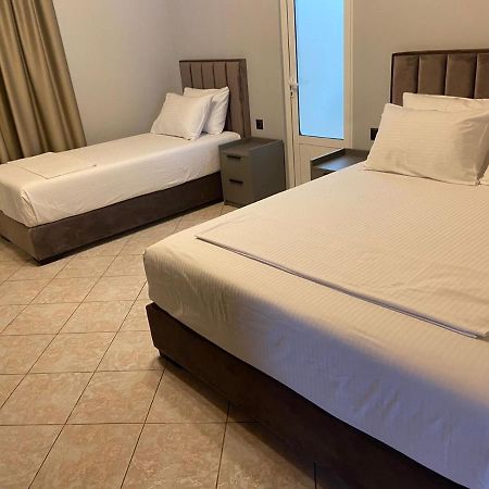 Hotel Lili Sarandë Esterno foto
