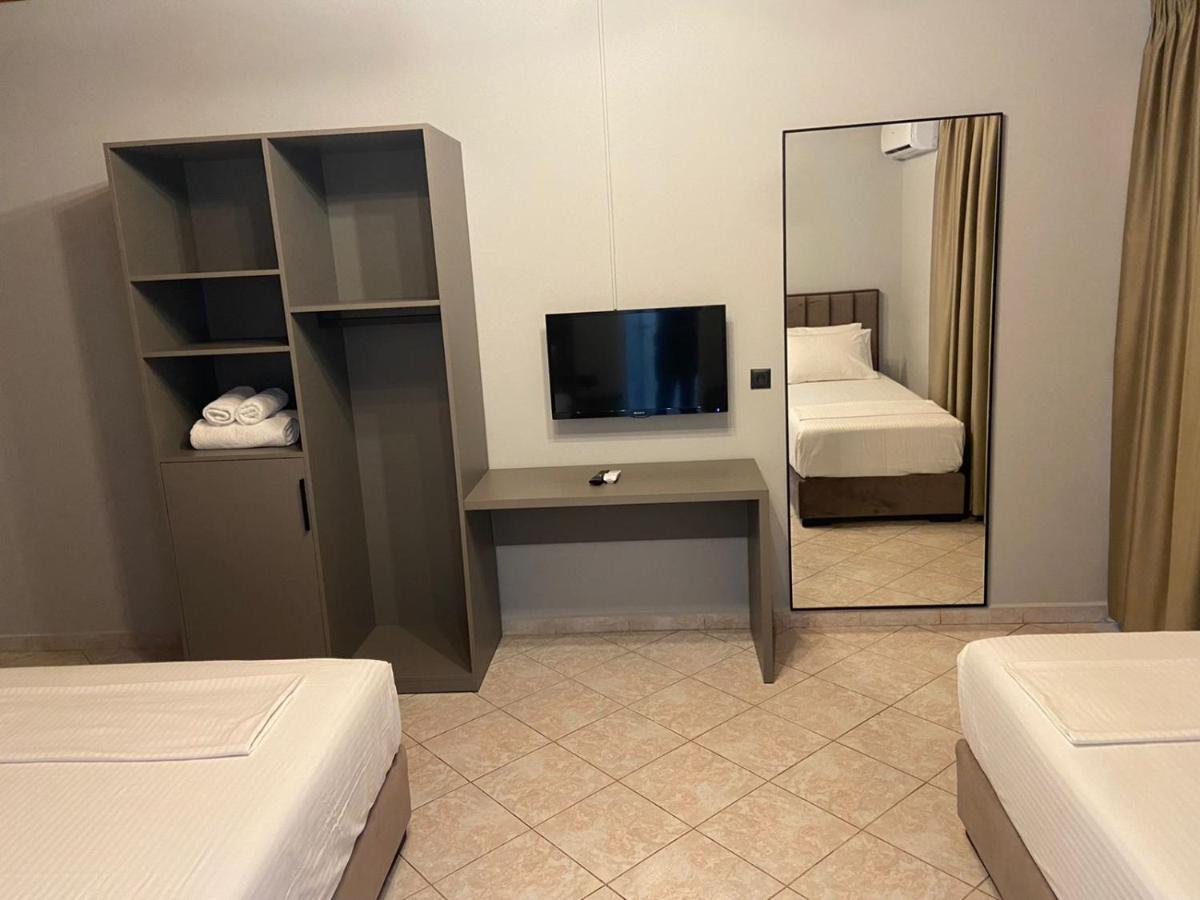 Hotel Lili Sarandë Esterno foto