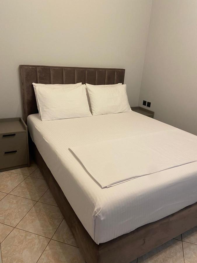 Hotel Lili Sarandë Esterno foto