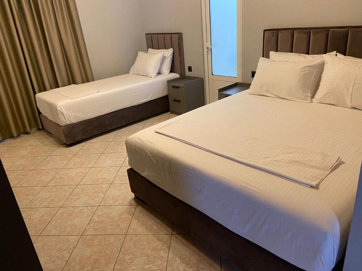 Hotel Lili Sarandë Esterno foto