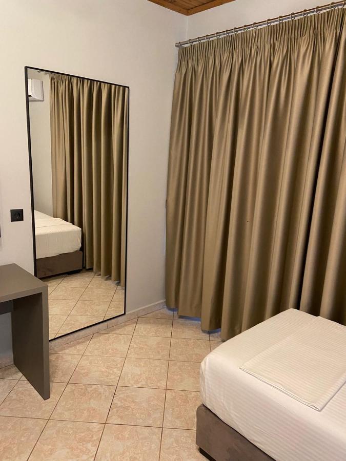 Hotel Lili Sarandë Esterno foto