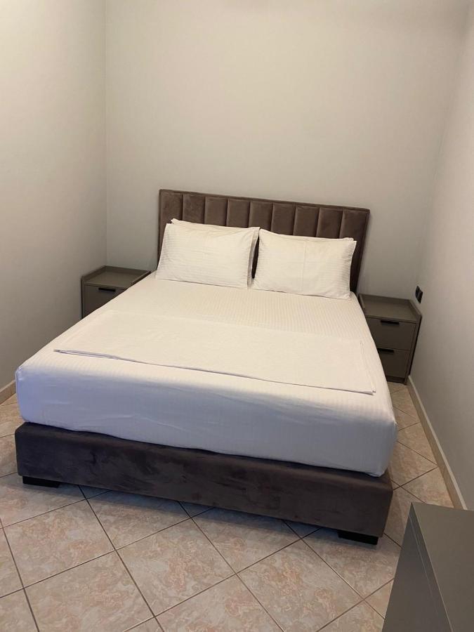 Hotel Lili Sarandë Esterno foto
